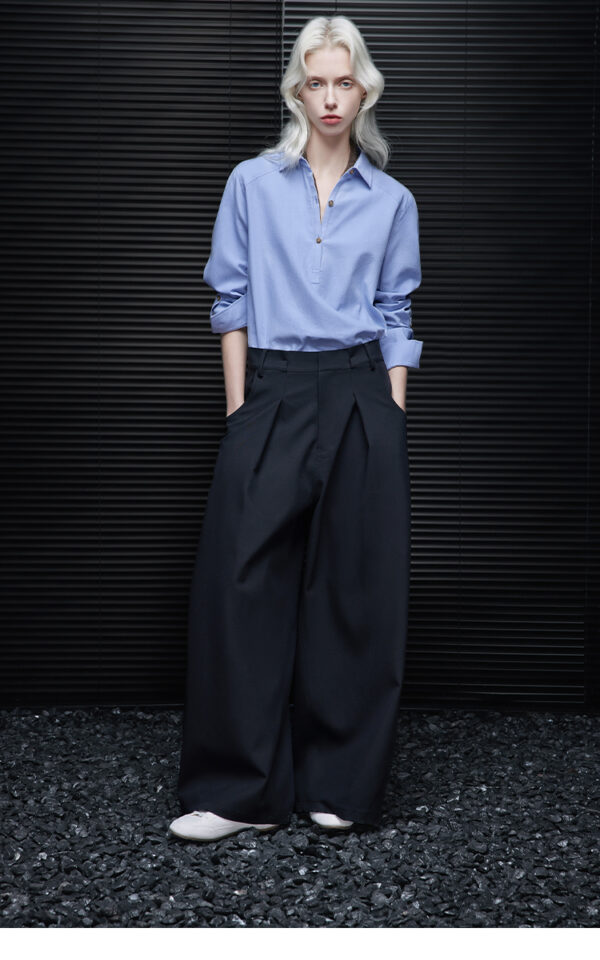 A woman wearing a light luxury and youthful long-sleeved shirt