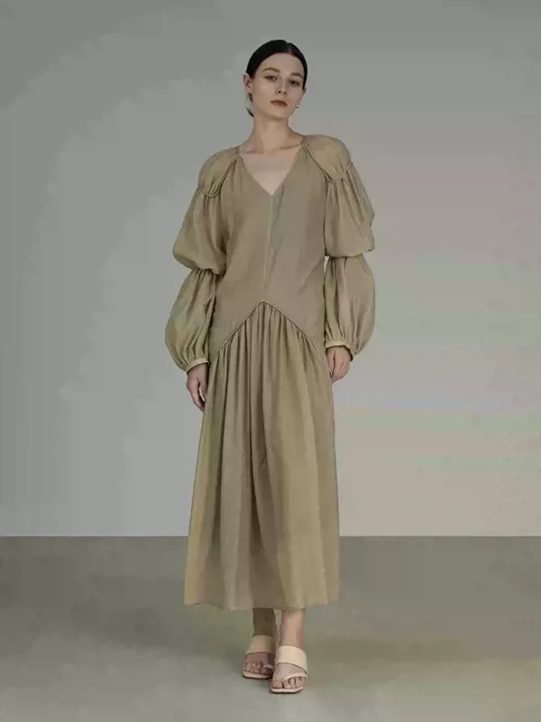 A V-neck, pleated and elegant dress with lotus root sleeves