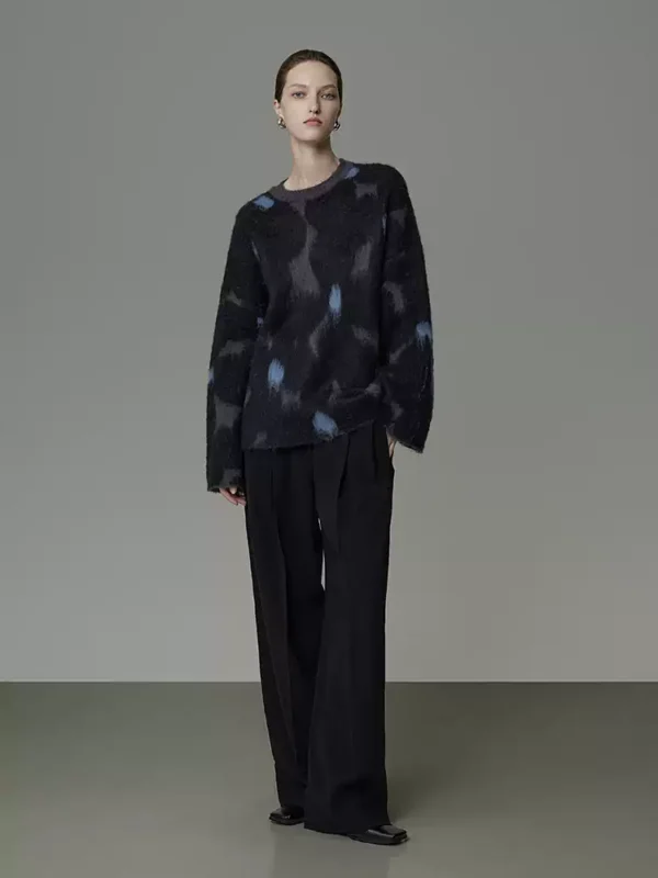A long wool yarn sweater with a sense of design