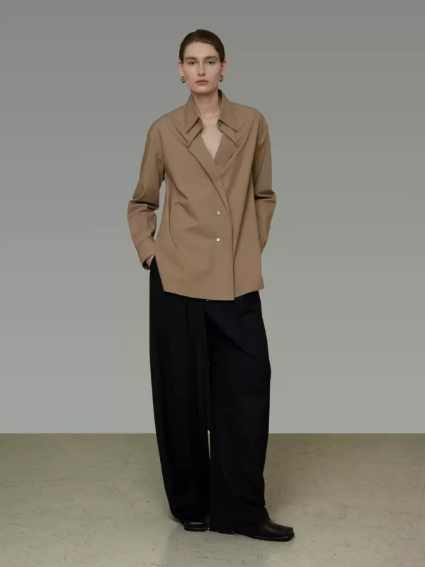 A V-neck pleated shirt with a design sense